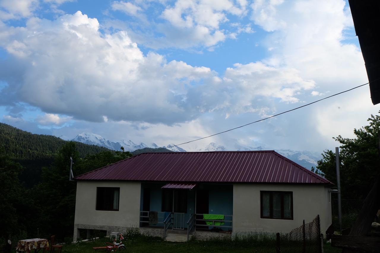 Valodia Guest House In Mestia Exterior foto